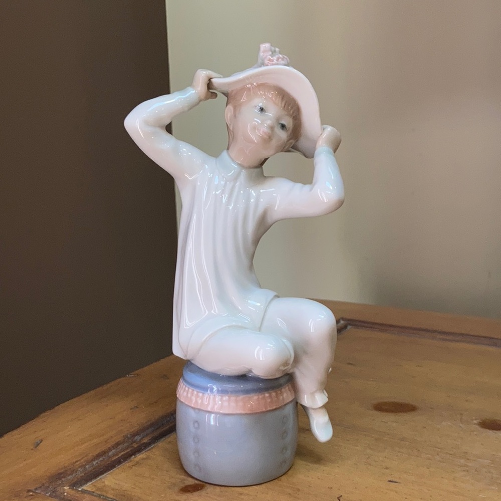 Lladro Girl with Hat 1147 Figurine